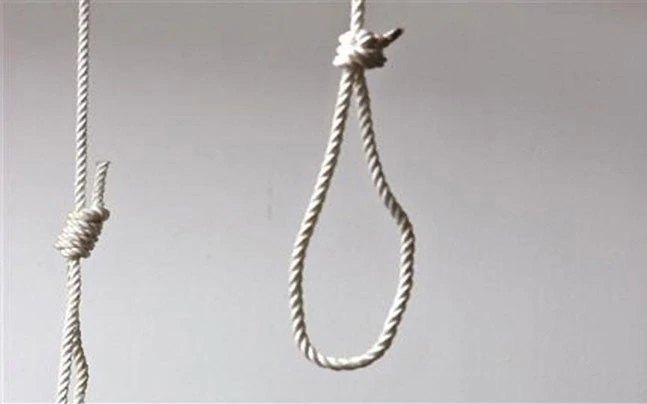 യുവതിയെ വീട്ടില് തൂങ്ങി മരിച്ച നിലയില് കണ്ടെത്തി യുവതിയെ വീട്ടില് തൂങ്ങി മരിച്ച നിലയില് കണ്ടെത്തി