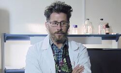 കൊവിഡ് വാക്‌സിന്‍ ഗവേഷക സംഘാംഗം ദുരൂഹ സാഹചര്യത്തില്‍ കൊല്ലപ്പെട്ടു