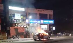 തിരുവനന്തപുരത്ത് ഓടിക്കൊണ്ടിരുന്ന കാറിന് തീപ്പിടിച്ചു തിരുവനന്തപുരത്ത് ഓടിക്കൊണ്ടിരുന്ന കാറിന് തീപ്പിടിച്ചു