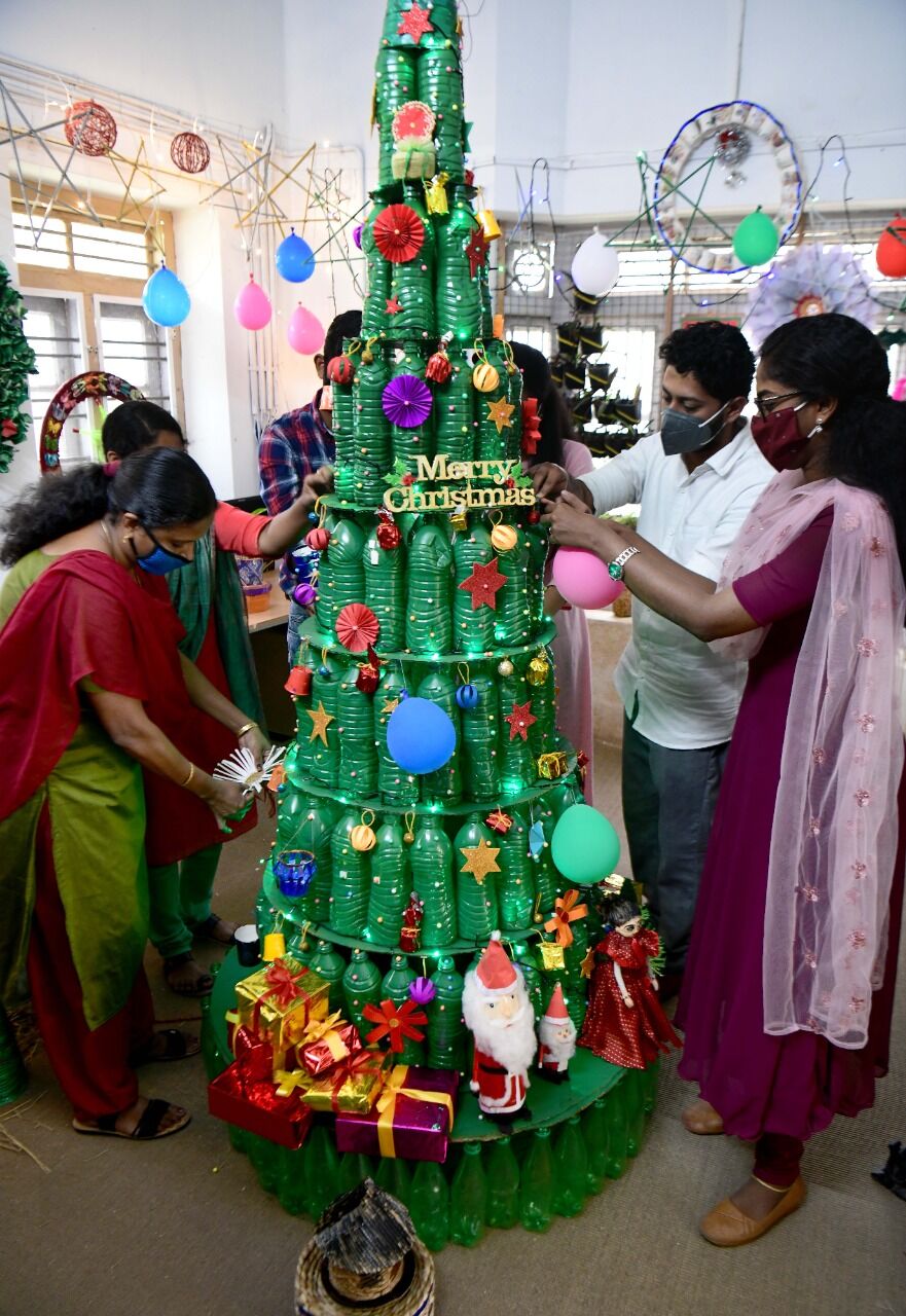 പ്ലാസ്റ്റിക് കുപ്പി കൊണ്ട് ക്രിസ്മസ് ട്രീ: വേറിട്ട ആശയവുമായി ജില്ലാ മലിനീകരണ നിയന്ത്രണ ബോര്ഡ് പ്ലാസ്റ്റിക് കുപ്പി കൊണ്ട് ക്രിസ്മസ് ട്രീ: വേറിട്ട ആശയവുമായി ജില്ലാ മലിനീകരണ നിയന്ത്രണ ബോര്ഡ്