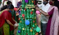 പ്ലാസ്റ്റിക് കുപ്പി കൊണ്ട് ക്രിസ്മസ് ട്രീ: വേറിട്ട ആശയവുമായി ജില്ലാ മലിനീകരണ നിയന്ത്രണ ബോര്ഡ് പ്ലാസ്റ്റിക് കുപ്പി കൊണ്ട് ക്രിസ്മസ് ട്രീ: വേറിട്ട ആശയവുമായി ജില്ലാ മലിനീകരണ നിയന്ത്രണ ബോര്ഡ്