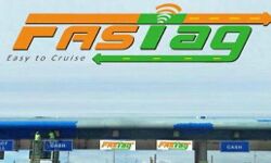 ജനുവരി ഒന്നു മുതല് വാഹനങ്ങള്ക്ക് ഫാസ് ടാഗ് നിര്ബന്ധം ജനുവരി ഒന്നു മുതല് വാഹനങ്ങള്ക്ക് ഫാസ് ടാഗ് നിര്ബന്ധം
