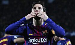 ഗോള് വഴങ്ങിയ ഗോള് കീപ്പര്മാര്ക്ക് ബിയര് ഓഫര് ചെയ്ത് മെസ്സി ഗോള് വഴങ്ങിയ ഗോള് കീപ്പര്മാര്ക്ക് ബിയര് ഓഫര് ചെയ്ത് മെസ്സി