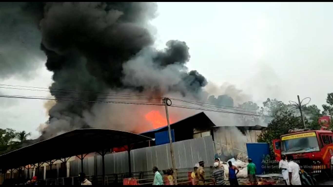 കോഴിക്കോട് ചെറുവണ്ണൂരില്‍ വന്‍ തീപ്പിടുത്തം