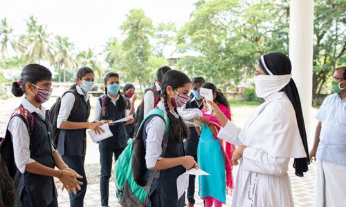 സംസ്ഥാനത്തെ സ്കൂളുകള് തുറന്നു; ഒരു ബെഞ്ചില് ഒരു വിദ്യാര്ഥി മാത്രം സംസ്ഥാനത്തെ സ്കൂളുകള് തുറന്നു; ഒരു ബെഞ്ചില് ഒരു വിദ്യാര്ഥി മാത്രം