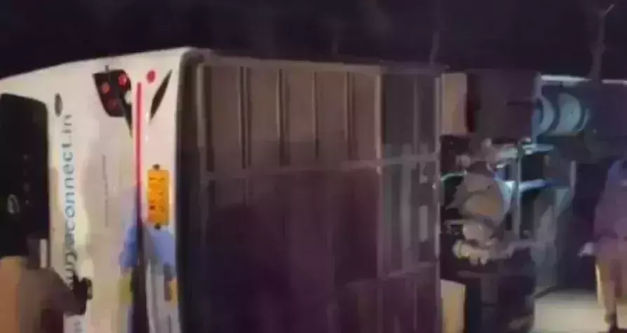 തൃശൂരില്‍ ബസ് മറിഞ്ഞ് 16 പേര്‍ക്ക് പരിക്ക്