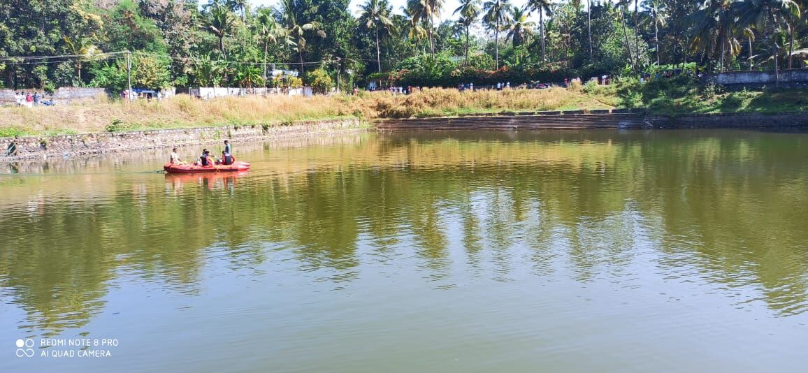 നാവായിക്കുളത്ത് 11കാരനെ വീട്ടിനുള്ളിലും പിതാവിനെയും മറ്റൊരു മകനെയും കുളത്തില് മരിച്ച നിലയിലും കണ്ടെത്തി നാവായിക്കുളത്ത് 11കാരനെ വീട്ടിനുള്ളിലും പിതാവിനെയും മറ്റൊരു മകനെയും കുളത്തില് മരിച്ച നിലയിലും കണ്ടെത്തി