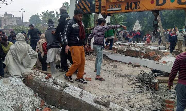 യുപിയില് ശ്മശാനത്തിന്റെ മേല്ക്കൂര തകര്ന്ന് മരിച്ചവരുടെ എണ്ണം 25 ആയി യുപിയില് ശ്മശാനത്തിന്റെ മേല്ക്കൂര തകര്ന്ന് മരിച്ചവരുടെ എണ്ണം 25 ആയി