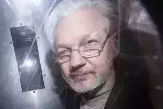 ചാരവൃത്തി കേസ്: ജൂലിയന് അസാഞ്ചിനെ അമേരിക്കക്ക് കൈമാറരുതെന്ന് ബ്രിട്ടീഷ് കോടതി ചാരവൃത്തി കേസ്: ജൂലിയന് അസാഞ്ചിനെ അമേരിക്കക്ക് കൈമാറരുതെന്ന് ബ്രിട്ടീഷ് കോടതി