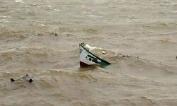 തൃശൂരില്‍ മല്‍സ്യബന്ധന വള്ളം മുങ്ങി; നാല് പേരെ കാണാതായി