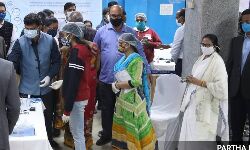 ആരോഗ്യ പദ്ധതിയുടെ കാര്‍ഡ് വാങ്ങാന്‍ വരി നിന്ന് മമതാ ബാനര്‍ജി