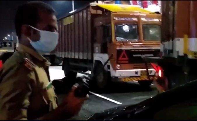 ഉദ്ഘാടനത്തിനു മുന്‍പ് വൈറ്റില മേല്‍പാലം തുറന്നു; ഗതാഗതക്കുരുക്ക്; നാലു പേര്‍ അറസ്റ്റില്‍