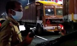 ഉദ്ഘാടനത്തിനു മുന്‍പ് വൈറ്റില മേല്‍പാലം തുറന്നു; ഗതാഗതക്കുരുക്ക്; നാലു പേര്‍ അറസ്റ്റില്‍