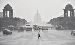 ഡല്‍ഹിയിലും പരിസര പ്രദേശങ്ങളിലും കനത്ത മഴ