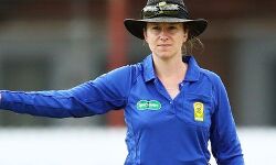 ടെസ്റ്റിലെ ആദ്യ വനിതാ അംമ്പയറാവാന്‍ ക്ലെയരെ പൊളോസാക്ക്