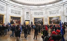 യുഎസ് ക്യാപിറ്റോള്‍ മന്ദിരത്തില്‍ അതിക്രമിച്ച് കയറി ട്രംപ് അനുകൂലികള്‍; വെടിവയ്പില്‍ ഒരു സ്ത്രീ കൊല്ലപെട്ടു