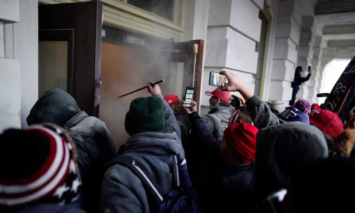 യുഎസ് കാപിറ്റലിലെ ഡോണള്‍ഡ് ട്രംപ് അനുകൂലികളുടെ അട്ടിമറി നീക്കങ്ങള്‍ ചിത്രങ്ങളിലൂടെ