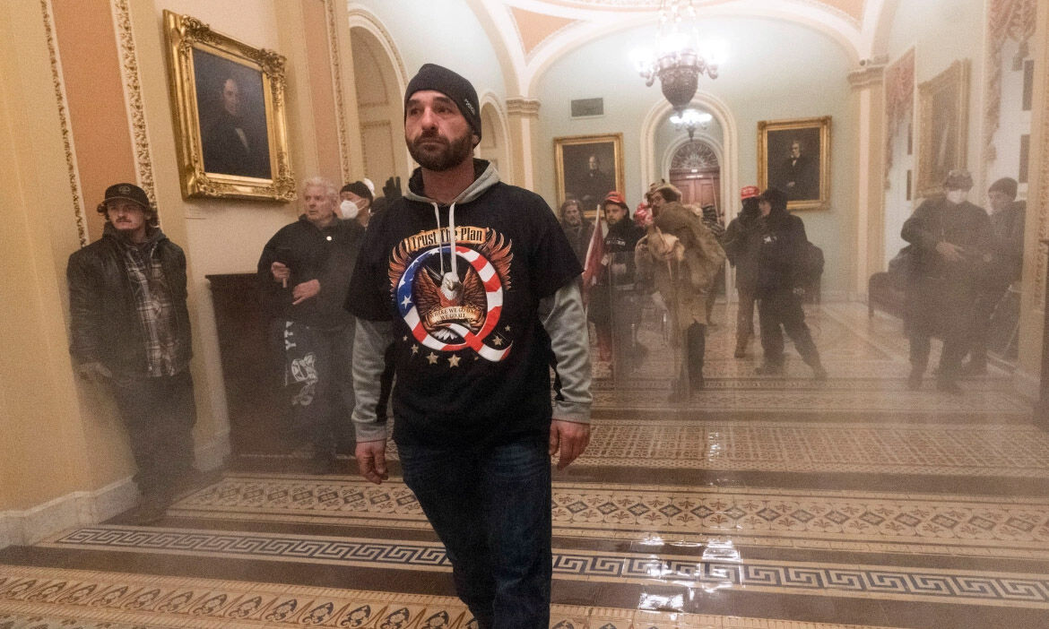 യുഎസ് കാപിറ്റലിലെ ഡോണള്‍ഡ് ട്രംപ് അനുകൂലികളുടെ അട്ടിമറി നീക്കങ്ങള്‍ ചിത്രങ്ങളിലൂടെ