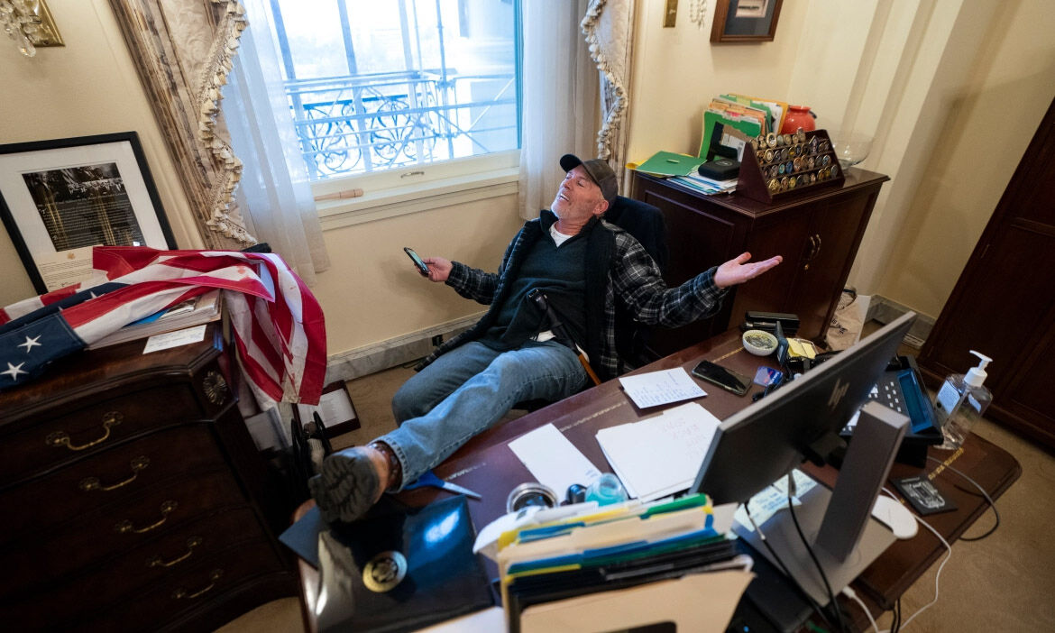 യുഎസ് കാപിറ്റലിലെ ഡോണള്‍ഡ് ട്രംപ് അനുകൂലികളുടെ അട്ടിമറി നീക്കങ്ങള്‍ ചിത്രങ്ങളിലൂടെ