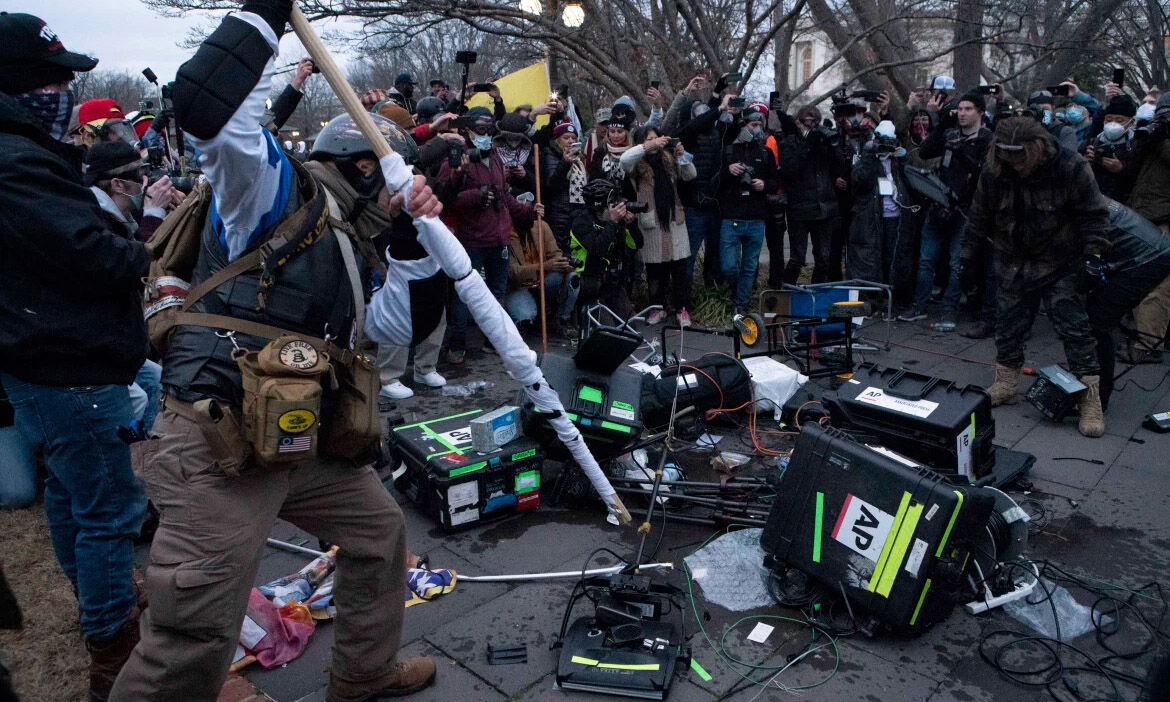 യുഎസ് കാപിറ്റലിലെ ഡോണള്‍ഡ് ട്രംപ് അനുകൂലികളുടെ അട്ടിമറി നീക്കങ്ങള്‍ ചിത്രങ്ങളിലൂടെ