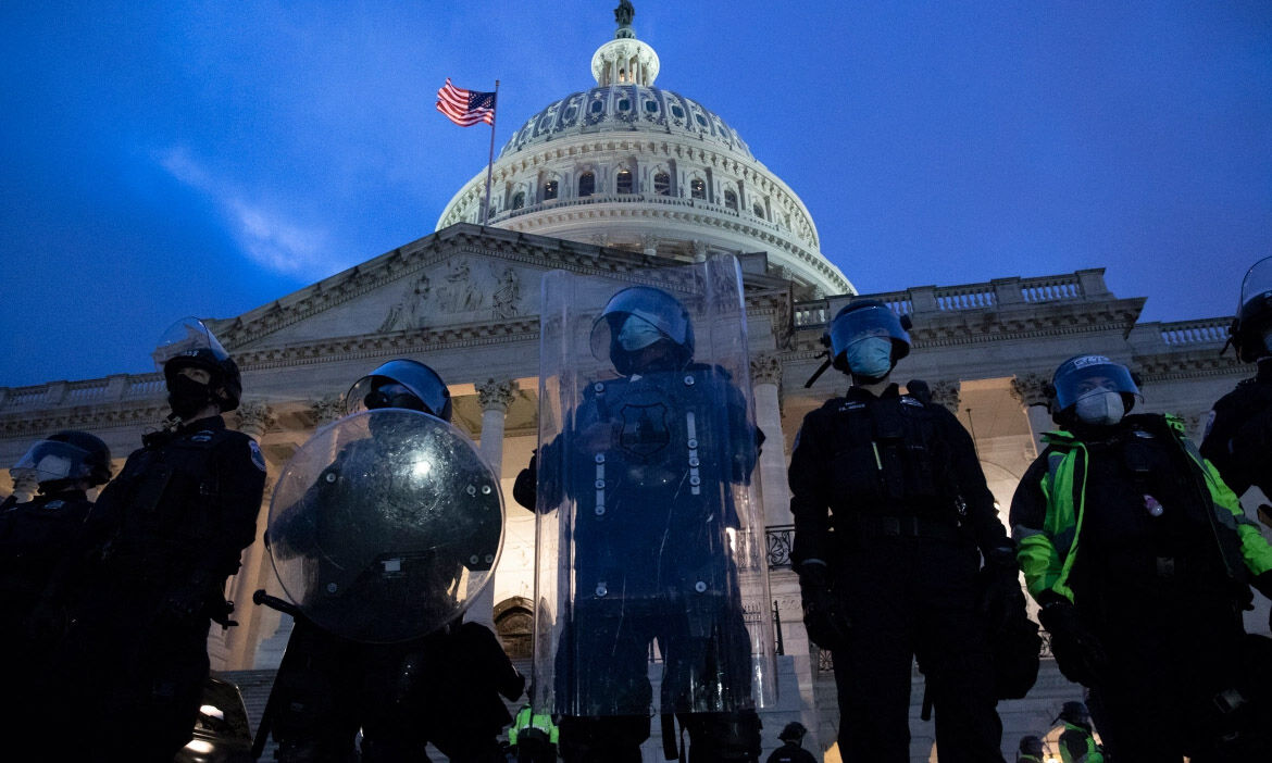 യുഎസ് കാപിറ്റലിലെ ഡോണള്‍ഡ് ട്രംപ് അനുകൂലികളുടെ അട്ടിമറി നീക്കങ്ങള്‍ ചിത്രങ്ങളിലൂടെ