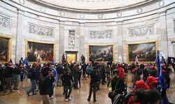 യുഎസ് ക്യാപിറ്റോള്‍ മന്ദിരത്തില്‍ അതിക്രമിച്ച് കയറി ട്രംപ് അനുകൂലികള്‍; വെടിവയ്പില്‍ ഒരു സ്ത്രീ കൊല്ലപെട്ടു