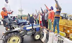 കര്‍ഷക പ്രതിഷേധം കടുപ്പിക്കും; ഡല്‍ഹി അതിര്‍ത്തിക്ക് ചുറ്റും ഇന്ന് ട്രാക്ടര്‍ റാലി