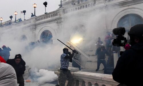 യുഎസ് കാപിറ്റലിലെ ഡോണള്‍ഡ് ട്രംപ് അനുകൂലികളുടെ അട്ടിമറി നീക്കങ്ങള്‍ ചിത്രങ്ങളിലൂടെ