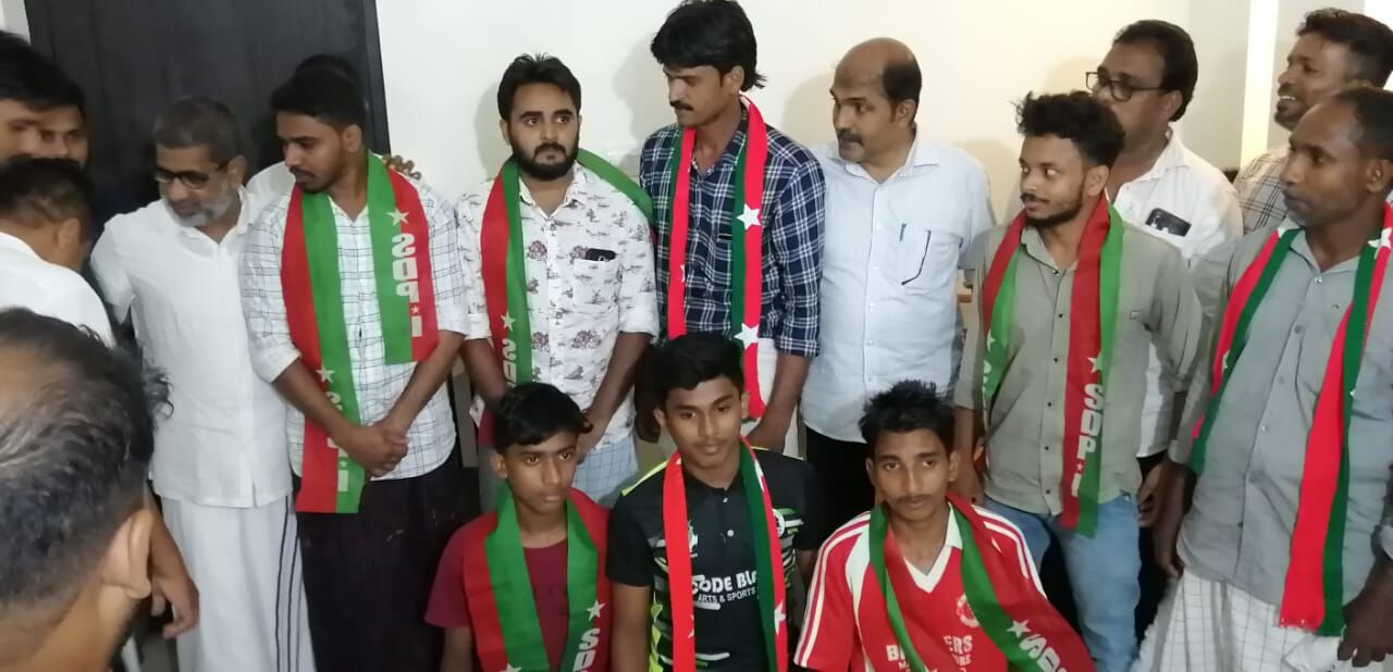 എസ്ഡിപിഐയിലേക്ക് വന്നവര്ക്ക് സ്വീകരണം നല്കി എസ്ഡിപിഐയിലേക്ക് വന്നവര്ക്ക് സ്വീകരണം നല്കി