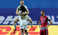 പത്തരമാറ്റ് വിജയവുമായി കേരള ബ്ലാസ്റ്റേഴ്സ്; ജംഷഡ്പൂരിനെ തോല്പ്പിച്ചത് 3-2ന് പത്തരമാറ്റ് വിജയവുമായി കേരള ബ്ലാസ്റ്റേഴ്സ്; ജംഷഡ്പൂരിനെ തോല്പ്പിച്ചത് 3-2ന്