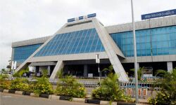 കരിപ്പൂര് വിമാനത്താവളത്തില് സിബിഐ റെയ്ഡ് കരിപ്പൂര് വിമാനത്താവളത്തില് സിബിഐ റെയ്ഡ്