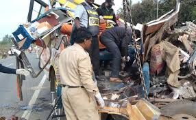 കര്‍ണാടകയില്‍ മിനിബസും ടിപ്പറും കൂട്ടിയിടിച്ച് 11 മരണം