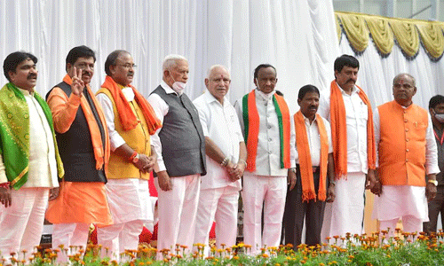 സ്വന്തക്കാരെ ഉള്‍പ്പെടുത്തി യെദിയൂരപ്പ മന്ത്രിസഭാ വികസനം; കര്‍ണാടക ബിജെപിയില്‍ കലാപക്കൊടി