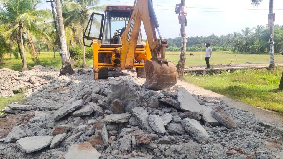 വികസന നേട്ടമായി കൊട്ടിഘോഷിക്കാന്‍ തട്ടിക്കൂട്ട് നിര്‍മാണം;  ആഴ്ചകള്‍ക്കിടെ കോണ്‍ക്രീറ്റ് റോഡ് തകര്‍ന്നു, പൊളിച്ച് വീണ്ടും നിര്‍മിക്കാനുള്ള നീക്കം നാട്ടുകാര്‍ തടഞ്ഞു, വിവാദം