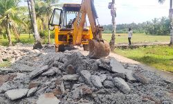 വികസന നേട്ടമായി കൊട്ടിഘോഷിക്കാന്‍ തട്ടിക്കൂട്ട് നിര്‍മാണം;  ആഴ്ചകള്‍ക്കിടെ കോണ്‍ക്രീറ്റ് റോഡ് തകര്‍ന്നു, പൊളിച്ച് വീണ്ടും നിര്‍മിക്കാനുള്ള നീക്കം നാട്ടുകാര്‍ തടഞ്ഞു, വിവാദം