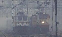 കനത്ത മൂടല്‍ മഞ്ഞ്: ഡല്‍ഹിയില്‍ ട്രെയിന്‍, റോഡ്, വിമാന സര്‍വീസുകള്‍ തടസപ്പെട്ടു