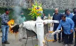 കുത്തിവയ്പ് തുടങ്ങുന്നതിനു മുമ്പ് കൊറോണ രാവണനെ ചുട്ടെരിച്ച് ബിജെപി ആഘോഷം