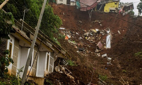 ഉരുള്പ്പൊട്ടല്: ഇന്തോനീസ്യയില് 31 പേര് മരിച്ചു ഉരുള്പ്പൊട്ടല്: ഇന്തോനീസ്യയില് 31 പേര് മരിച്ചു