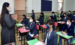 കാന്റീന് പാടില്ല, ഭക്ഷണം പങ്കുവയ്ക്കരുത്; ഡല്ഹിയില് സ്കൂളുകള് ഭാഗികമായി തുറന്നു കാന്റീന് പാടില്ല, ഭക്ഷണം പങ്കുവയ്ക്കരുത്; ഡല്ഹിയില് സ്കൂളുകള് ഭാഗികമായി തുറന്നു