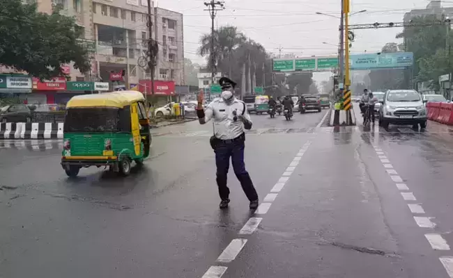 ആ പോലീസുകാരന്‍ ഗതാഗതം നിന്ത്രിക്കുമ്പോള്‍ നൃത്തം ചെയ്യുകയാണ്