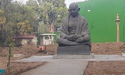 മഹാത്മാഗാന്ധി പ്രതിമ പ്രധാന കവാടത്തില്‍ നിന്ന് മാറ്റിസ്ഥാപിച്ചു: നിര്‍മാണപ്രവര്‍ത്തനങ്ങളുടെ ഭാഗമെന്ന് വിശദീകരണം