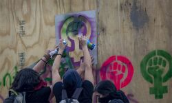 ഈ സര്‍ക്കാര്‍ ചൂട്ട് പിടിക്കുന്നത് ഏത് സ്ത്രീവിരുദ്ധന്മാര്‍ക്ക്?: അഡ്വ.ഹരീഷ് വാസുദേവന്‍