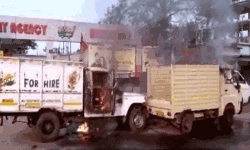 ബംഗാളില് ബിജെപി യോഗത്തിനിടെ സംഘര്ഷം; വാഹനങ്ങള്ക്ക് തീവച്ചു ബംഗാളില് ബിജെപി യോഗത്തിനിടെ സംഘര്ഷം; വാഹനങ്ങള്ക്ക് തീവച്ചു