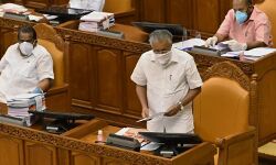 സിഎജിക്കെതിരെ നിയമസഭയില്‍ പ്രമേയം അവതരിപ്പിച്ചു