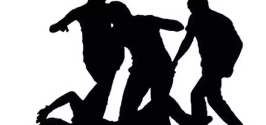 ലഹരി ഉപയോഗം വീട്ടില്‍ അറിയിച്ചെന്ന് ആരോപിച്ച് കളമശ്ശേരിയില്‍ പതിനേഴുകാരന് ക്രൂരമര്‍ദ്ദനം: നിസാര വകുപ്പു ചുമത്തി പോലീസ്