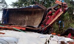 വട്ടപ്പാറ വളവില്‍ ലോറി മറിഞ്ഞ് ഡ്രൈവര്‍ മരിച്ചു