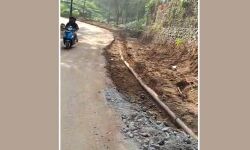 ഊര്‍ങ്ങാട്ടിരി: റോഡ് പ്രവര്‍ത്തിക്ക് ജലനിധി പൈപ്പ് തടസമാകുന്നെന്ന് പരാതി