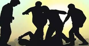 കളമശ്ശേരിയില് പതിനേഴുകാരനെ മര്ദ്ദിച്ച സംഭവം; ഏഴു പേര്ക്കെതിരേ കേസെടുത്തു കളമശ്ശേരിയില് പതിനേഴുകാരനെ മര്ദ്ദിച്ച സംഭവം; ഏഴു പേര്ക്കെതിരേ കേസെടുത്തു