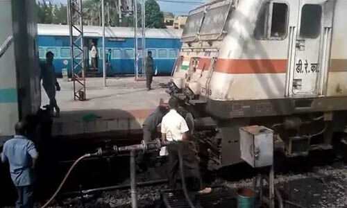 ഓടിക്കൊണ്ടിരിക്കെ വേണാട് എക്‌സ്പ്രസിന്റെ എന്‍ജിന്‍ വേര്‍പെട്ടു; വേഗത കുറവായതിനാല്‍ വന്‍ദുരന്തമൊഴിവായി