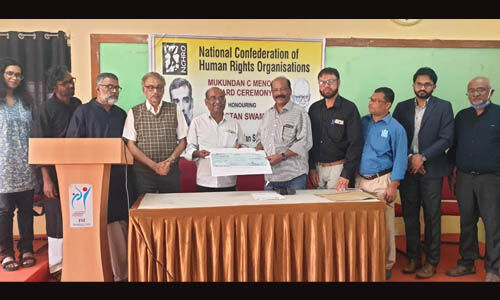 മുകുന്ദന്‍ സി മേനോന്‍ അവാര്‍ഡ് ഫാദര്‍ സ്റ്റാന്‍ സാമിക്ക് നല്‍കി